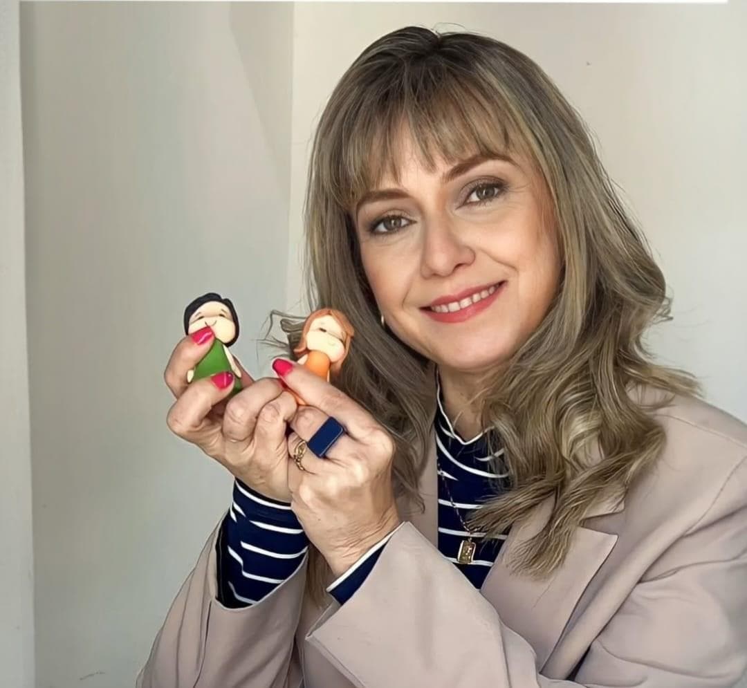 Andreia Lopes segurando recursos da abordagem sistêmica